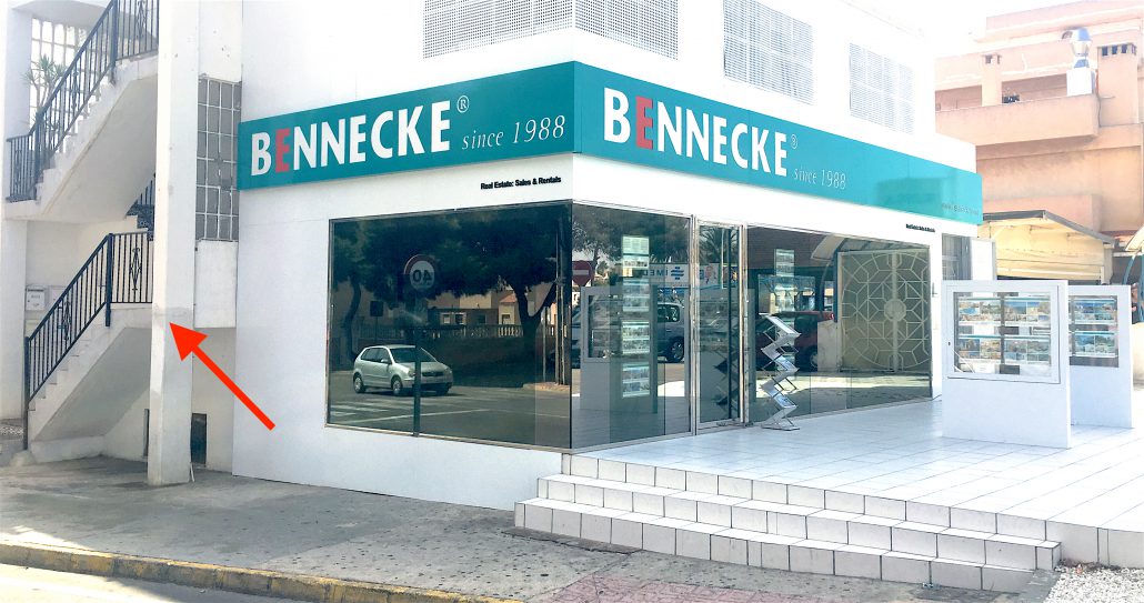 Oficina con escalera